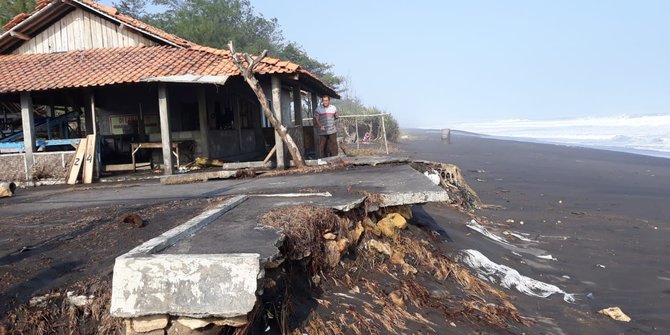 Gelombang Besar Setinggi 6 Meter Terjang Pantai Selatan