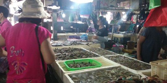 Pasokan telat akibat gelombang tinggi, harga ikan di Badung mahal