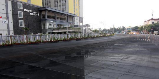 Kali dekat Wisma Atlet Kemayoran ditutup kain hitam untuk kurangi bau