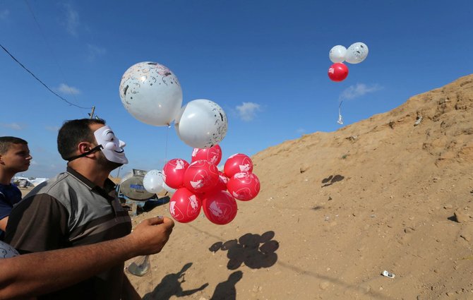 demonstran palestina serang israel pakai layang layang