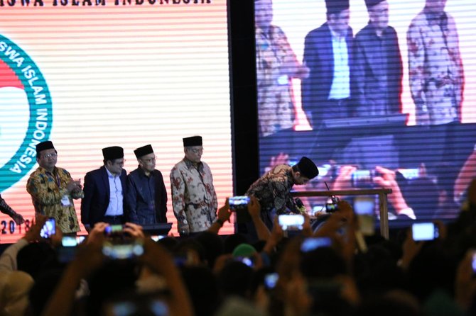 menaker hanif dampingi jokowi buka munas ika pmii