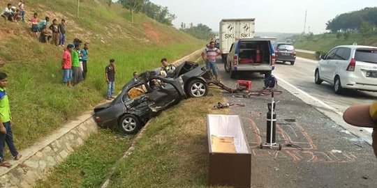 Sedan di Tol Cipali oleng hingga keluar jalur, tabrak 2 mobil, 5 tewas