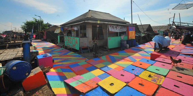 Anies Warga iuran buat mengecat kampung warna warni 