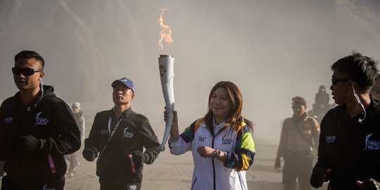 Aksi Susi Susanti bawa obor Asian Games di Gunung Bromo