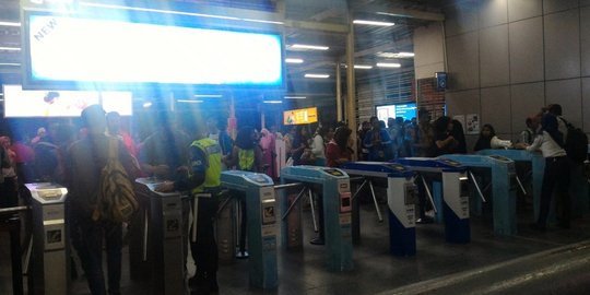 Kesal antrean mengular di Stasiun Manggarai, penumpang dan petugas keamanan ribut