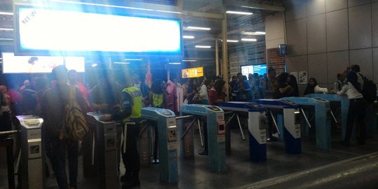 Antrean mengular di stasiun imbas pembaruan sistem tiket KRL