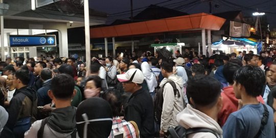 Antrean penumpang KRL menumpuk di stasiun akibat pemberlakuan tiket kertas