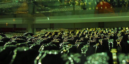 Awal pekan, harga emas belum beranjak dari Rp 645.000 per gram