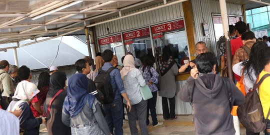 Pembaharuan e-Ticketing, penumpang KRL antre beli tiket kertas