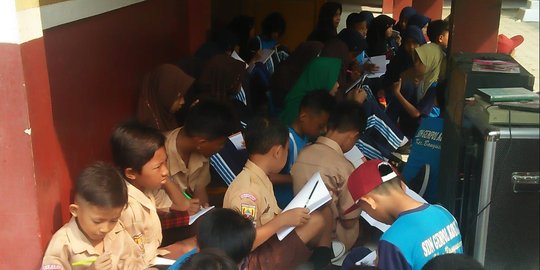 Kekurangan ruang, pelajar di Karawang belajar melantai di teras kelas