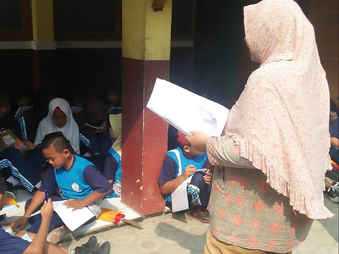 pelajar sd di karawang belajar di lantai