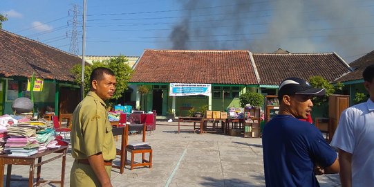 Pabrik mebel di Sukoharjo terbakar, ratusan siswa SD kalang kabut