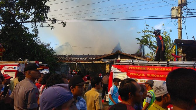 pabrik mebel di sukoharjo terbakar