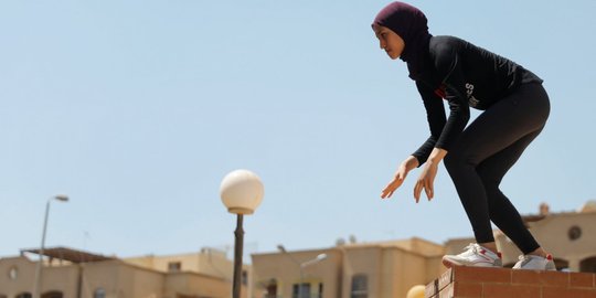 Aksi wanita-wanita parkour di Mesir