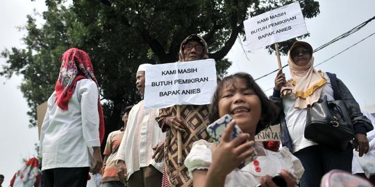 Massa geruduk Balai Kota tuntut Anies tetap jadi Gubernur DKI