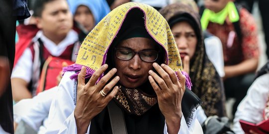 Demo di Gedung DPR-MPR, guru honorer K2 berdoa minta jadi PNS