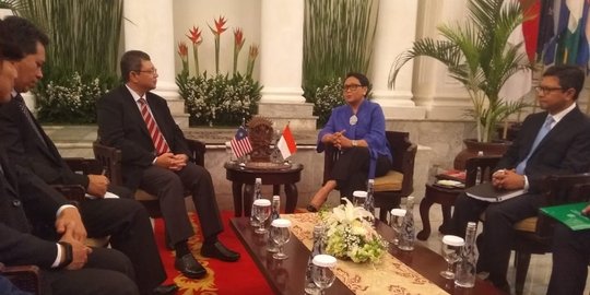 Bertemu Menlu Malaysia, Menlu Retno bahas perlindungan WNI hingga kelapa sawit