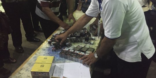 Kertas imbauan dibuang, 662 slop rokok calon haji asal Surabaya disita