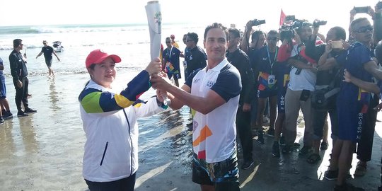Aktor Hamish Daud bawa Obor Asian Games berselancar di Pantai Kuta