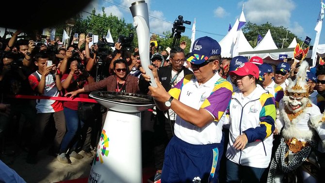 obor api tiba di pantai kuta