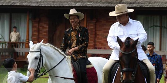 Enam ketum makan bareng Jokowi, lima ketum kubu oposisi bertemu PA 212