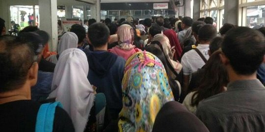 Antrean panjang di Stasiun Depok, penumpang kesal kartu belum berfungsi normal