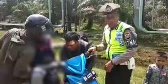 Polisi hentikan pemotor bonceng tiga, ternyata sedang bawa jenazah