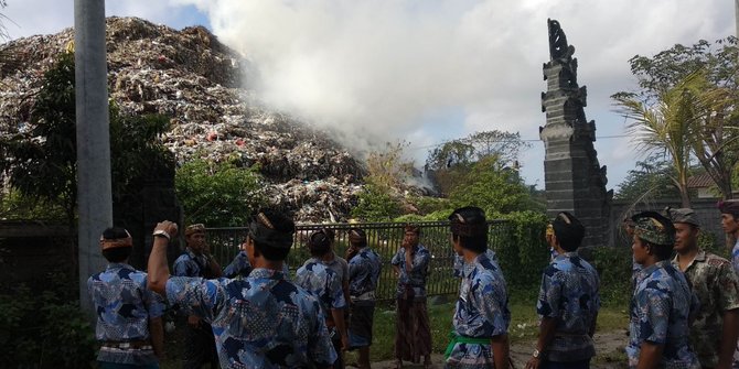 Gunung sampah terbakar dan cemari lingkungan, warga minta TPA Peh ditutup