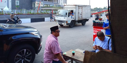 Ngopi di pinggir Kali Item, anggota DPRD DKI tak cium bau menyengat