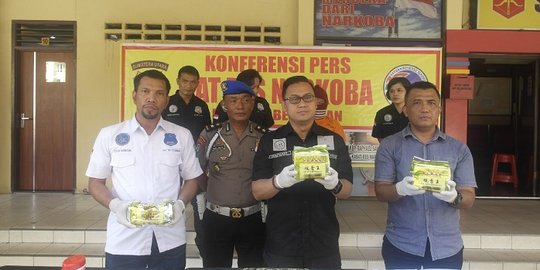 Diupah Rp 5 juta, ibu rumah tangga simpan 2,7 Kg sabu-sabu