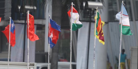 Bendera negara Asian Games bertiang bambu, Anies dituding langgar UU