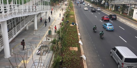 Pengerjaan dikebut, rumput di trotoar Sudirman dibongkar usai Asian Games