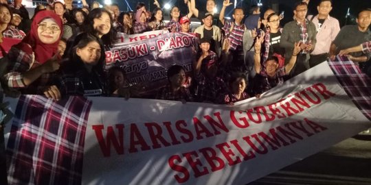 Anies resmikan Lapangan Banteng, spanduk 'Warisan Gubernur Sebelumnya' terbentang