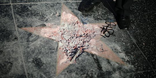 Pria berkapak rusak Bintang Trump di Hollywood Walk of Fame