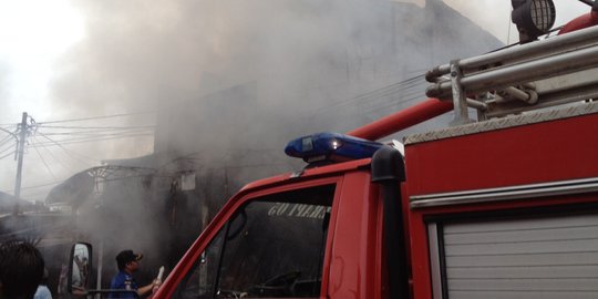 Puluhan lapak di Cakung terbakar, ayah anak tewas dalam kondisi berpelukan
