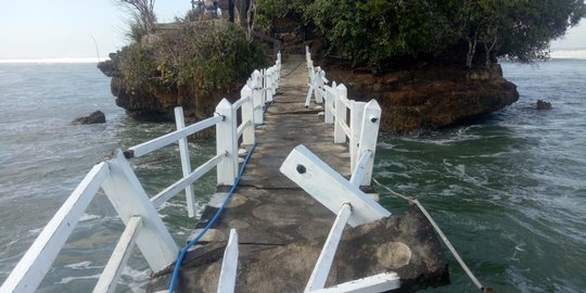 Dihantam gelombang, jembatan menuju Pulau Ismoyo di Malang rusak