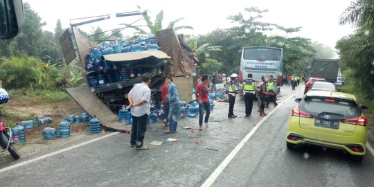 Bus senggol truk mengangkut galon, kondektur tewas dan 11 penumpang luka