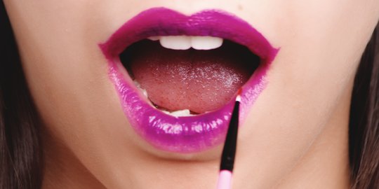 3 Trik simpel agar lipstik tidak belepotan di gigi