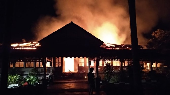 rumah dinas bupati sintang hangus