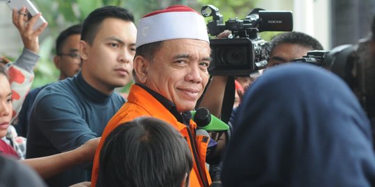 Usai diperiksa, Gubernur Aceh Irwandi Yusuf tebar senyuman di KPK