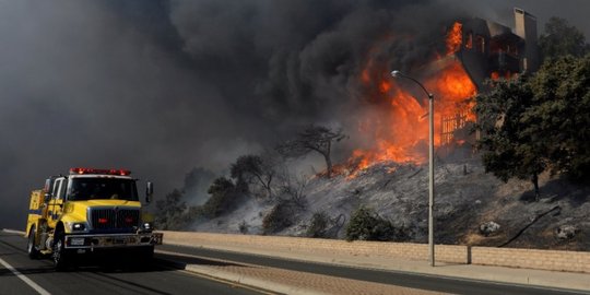 Ribuan orang mengungsi akibat kebakaran lahan di pegunungan California