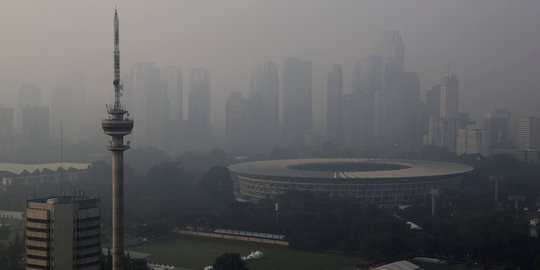 Jelang Asian Games, kabut polusi selimuti Senayan