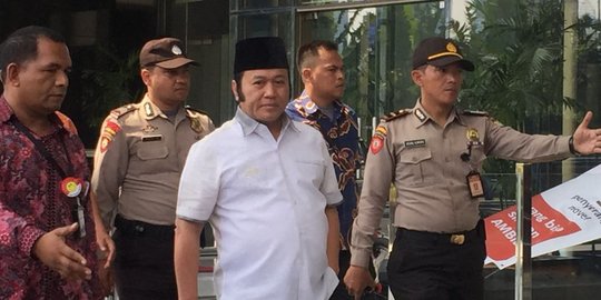 Kena OTT, adik Ketum PAN Zulkifli Hasan lempar senyum saat tiba di KPK