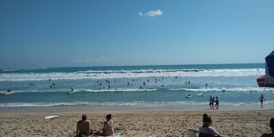 Pantai Kuta kembali dibuka, sejumlah bule berjemur dan berselancar