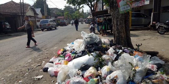 Jelang Asian Games, tumpukan sampah penuhi jalan di Palembang