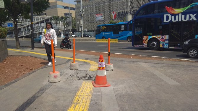 lokasi lampu lalu lintas yang halangi jalur pemandu