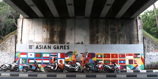 Pasukan oranye hiasi kolong flyover UI dengan mural Asian Games