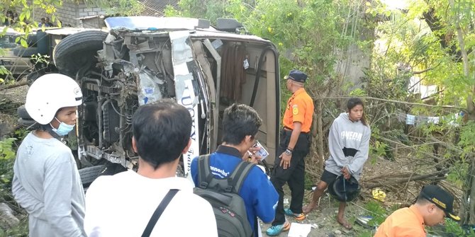 Rem blong, bus berisi rombongan WN China terguling di Badung