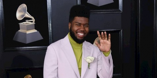 Liburan ke Bali, Khalid Duet Bareng Wisatawan di Tepi Pantai!