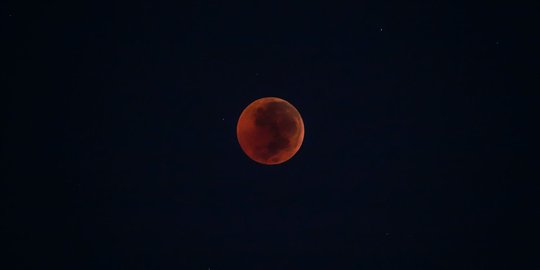 Merahnya gerhana bulan total saat lintasi langit Jakarta